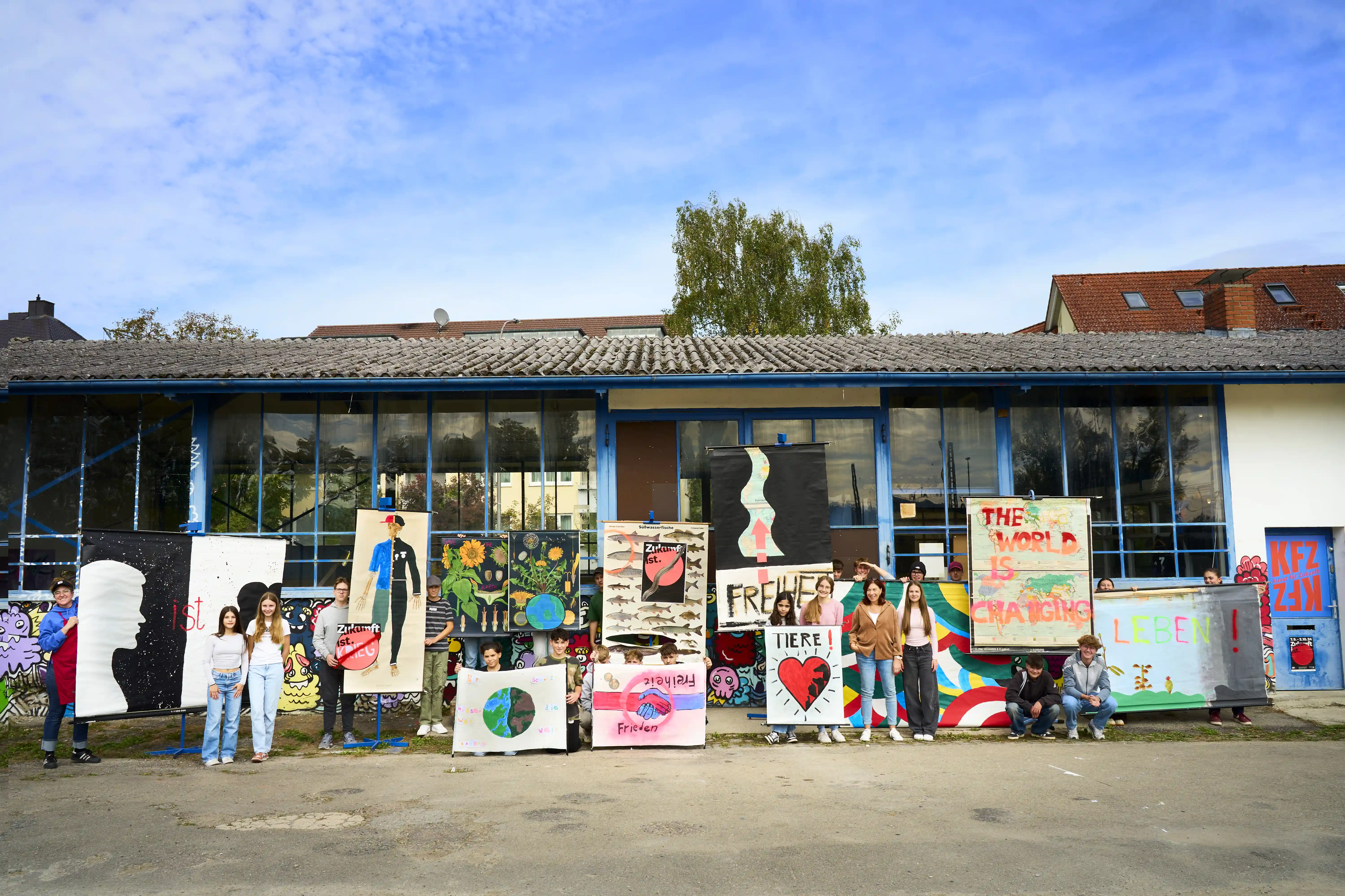 Gruppenbild mit den gestalteten Schulkarten nach dem workshop Botschaften an die Zukunft, KFZ, 2024